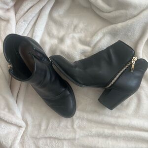 BLACK BOOTIES